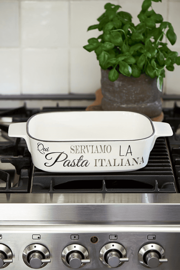 Serviamo la pasta italiana dish