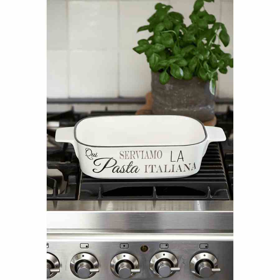 Serviamo la pasta italiana dish