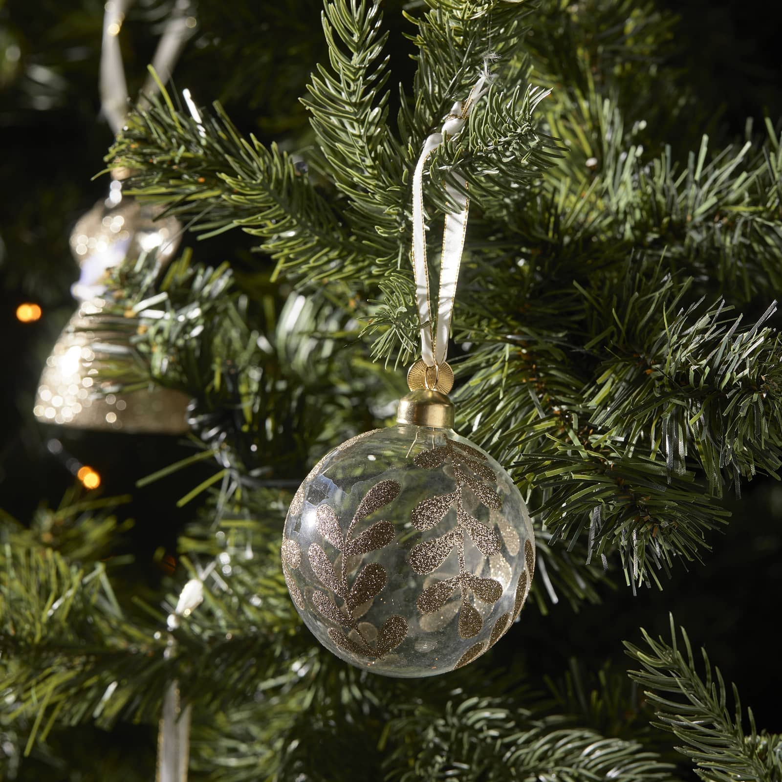 Magic Mistletoe Ornament Dia 8