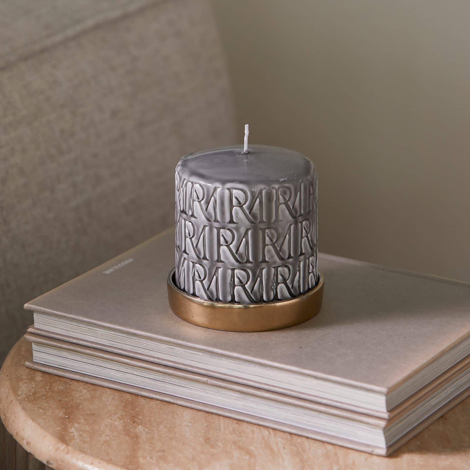RM Monogram PillarCandle flax9,5x10