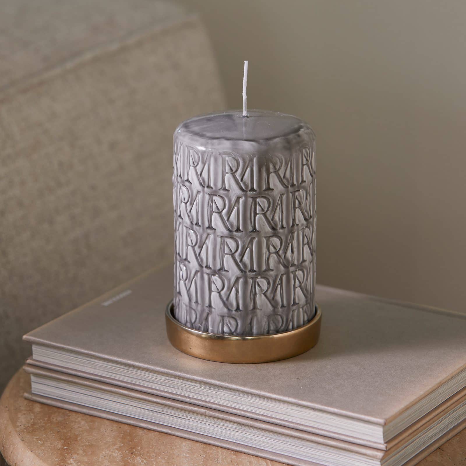 RM Monogram PillarCandle flax9,5x15