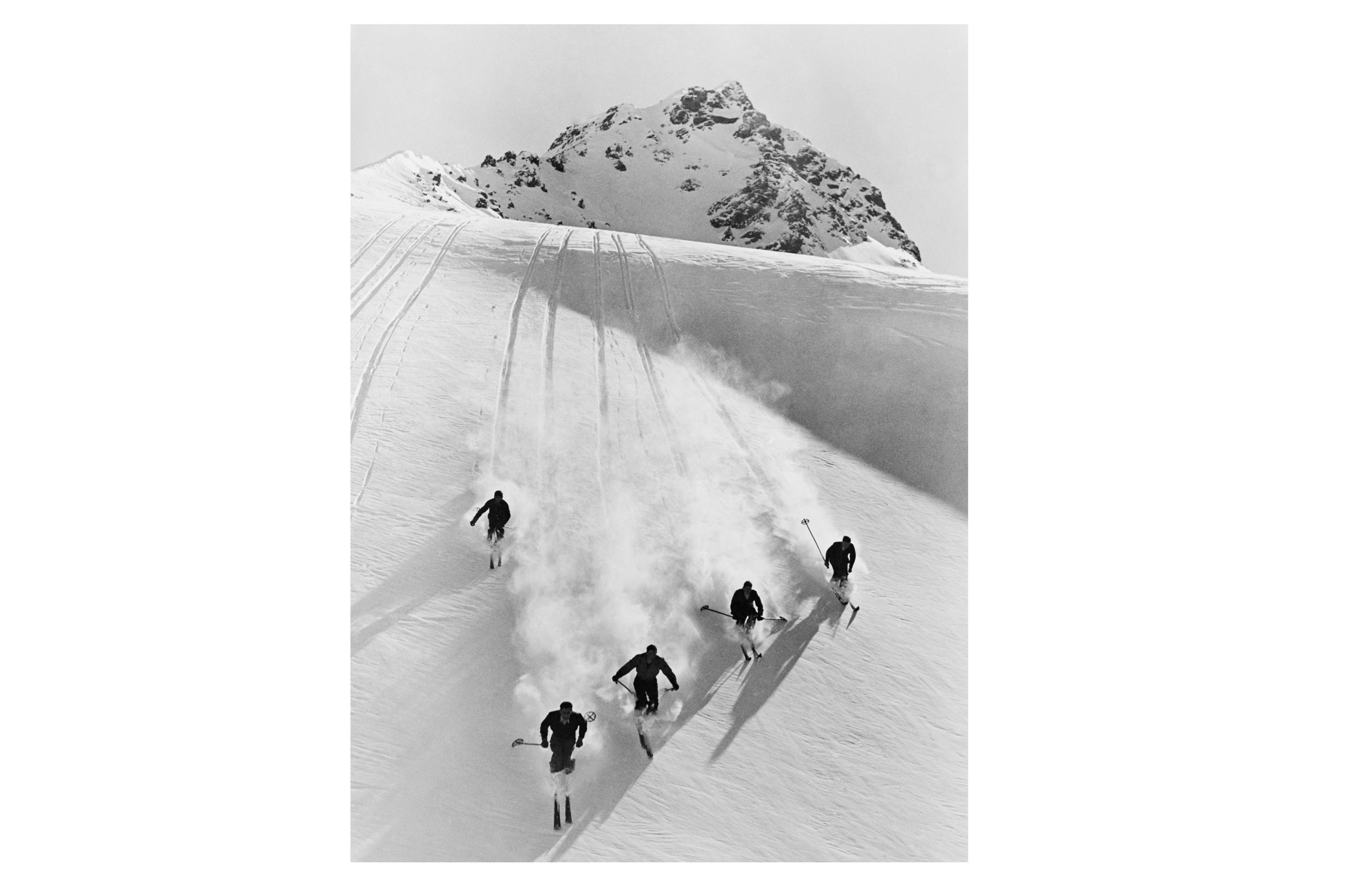 Bilde av Glass picture five men skiing downhill