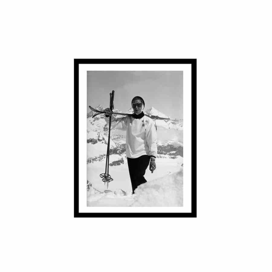 Bilde av Glass picture w/frame woman carrying skis
