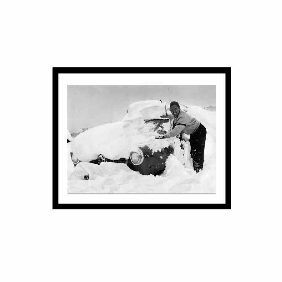 Bilde av Glass picture w/frame cleaning car from snow