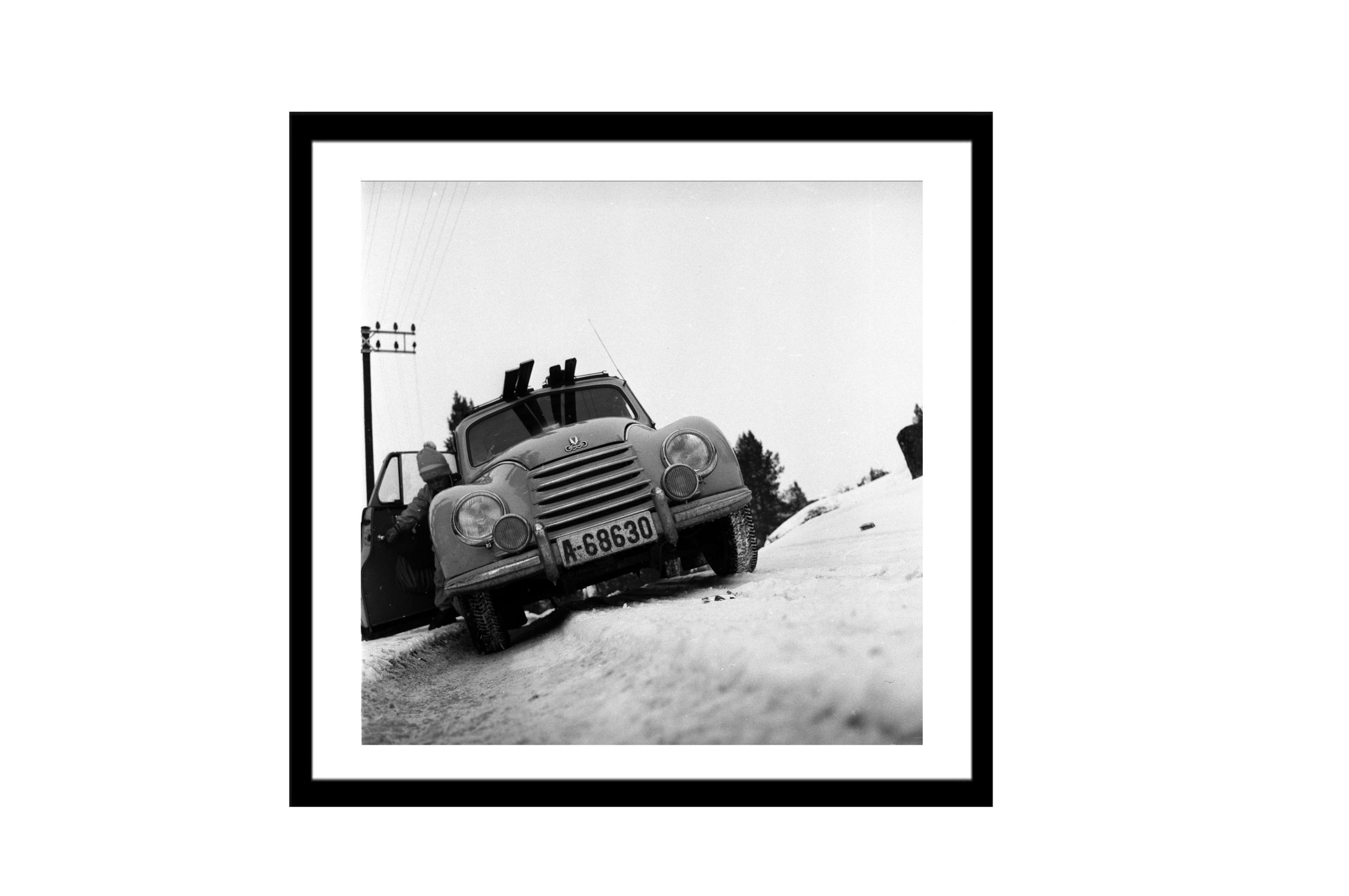 Bilde av Glass picture w/frame bil med ski på taket