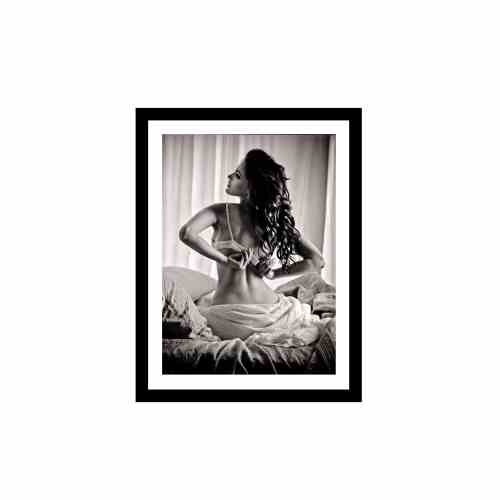 Bilde av Glass picture w/frame Young woman in the bedroom